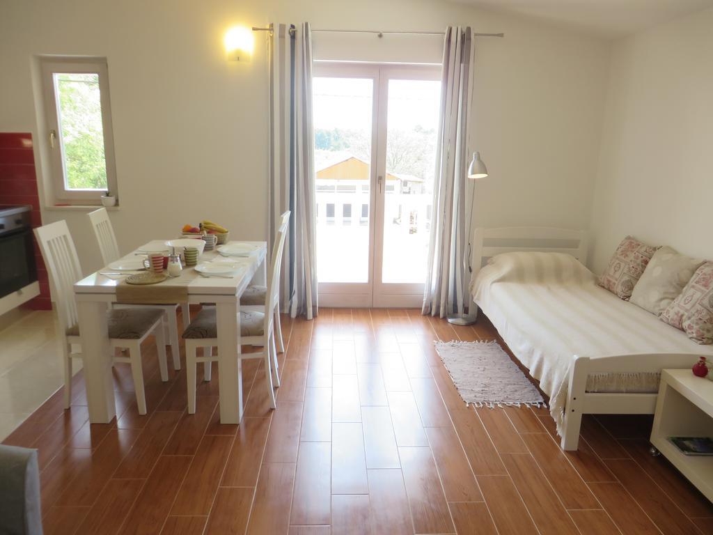 Apartment Filipovic With Pool